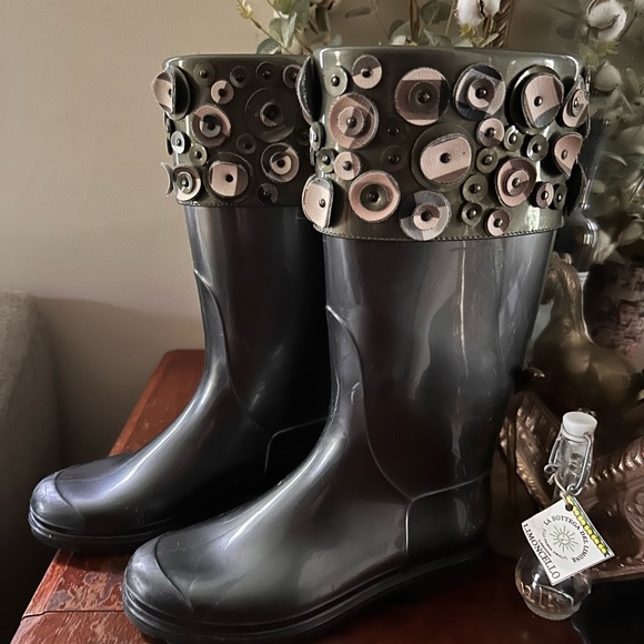 RARE!!!! BURBERRY Button Boots - Picture 2 of 6